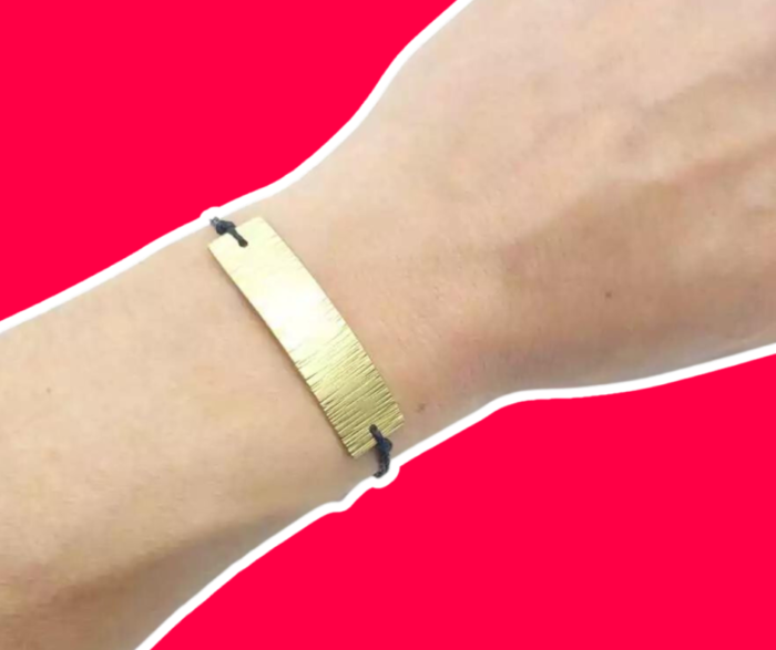 plaque-laiton-brut-cisele-bracelet