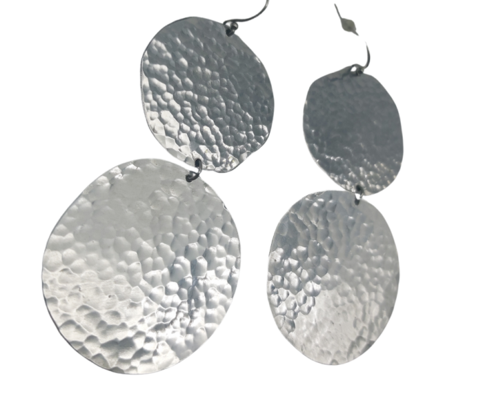 Charly&Kty, création de bijoux faits main et conseil en image dans les Monts du Lyonnais | Collection éclat MODELE CAPUCINE ALUMINIUM MARTELE