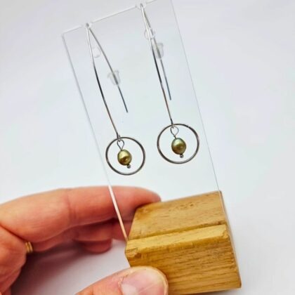 Boucles “Perle Suspendue” – acier inox & perle de culture verte