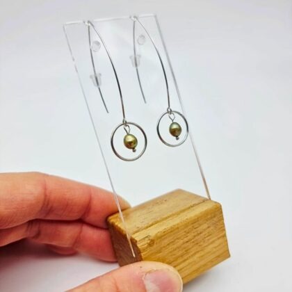 Boucles “Perle Suspendue” – acier inox & perle de culture verte