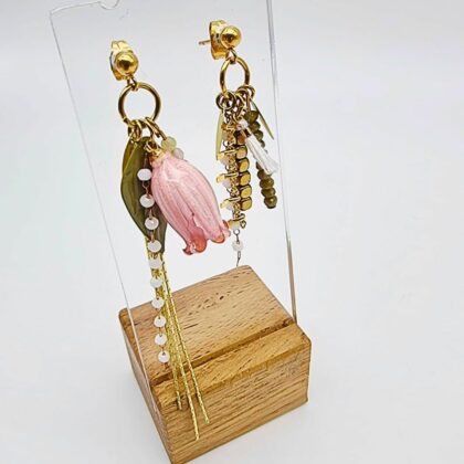 Boucles “Campanule” – fleurs résinées, pampilles dorées et pompons.