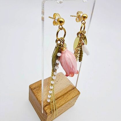 Boucles “Campanule” – fleurs résinées, pampilles dorées et pompons.