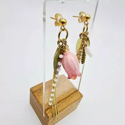 Boucles “Campanule” – fleurs résinées, pampilles dorées et pompons.