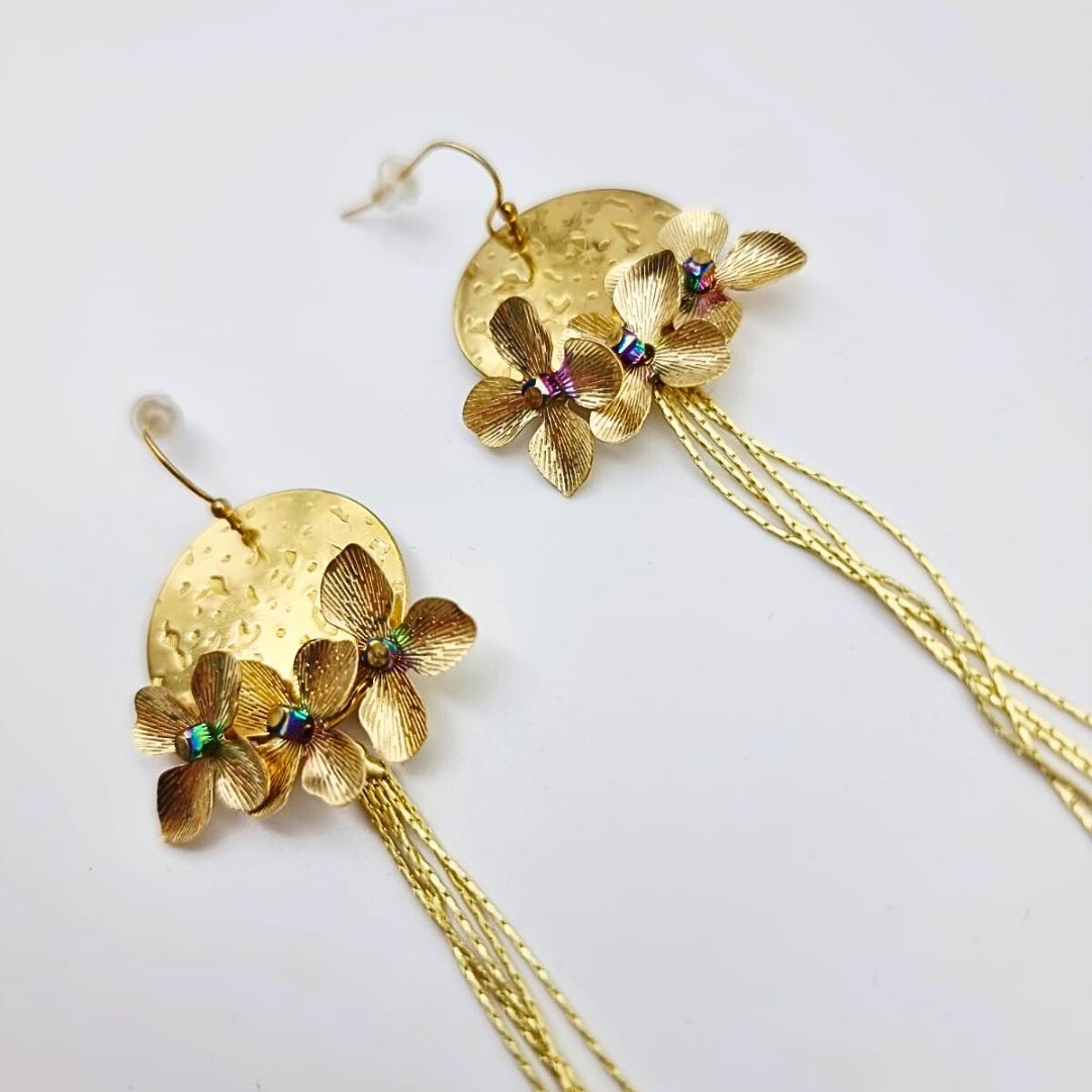 Boucles “Solstice” – Bijou doré martelé & fleurs, fait main en France – Image 4