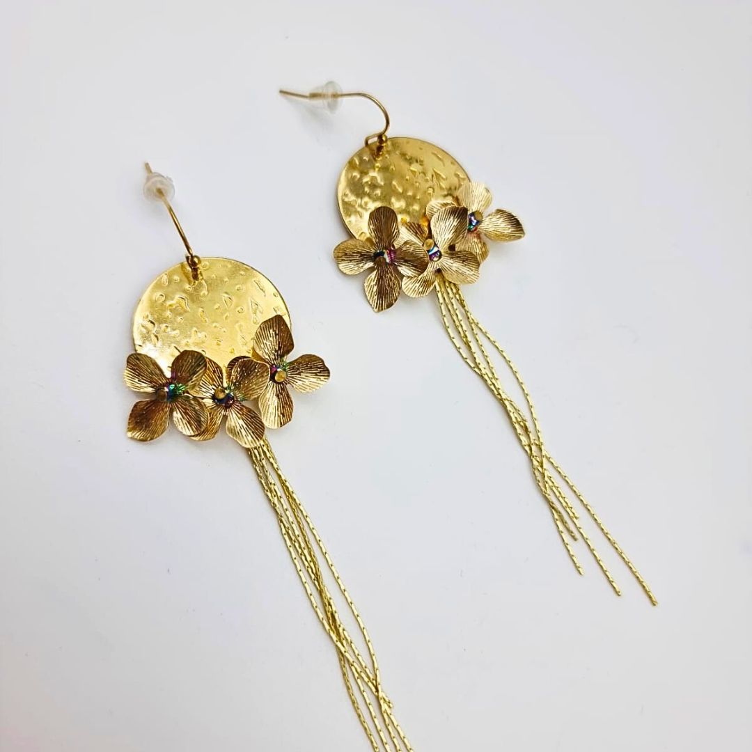 Boucles “Solstice” – Bijou doré martelé & fleurs, fait main en France – Image 2