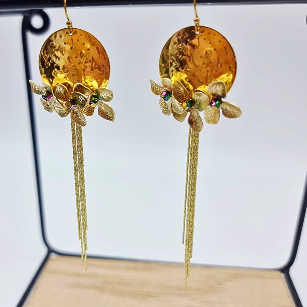 Boucles “Solstice” – Bijou doré martelé & fleurs, fait main en France – Image 3