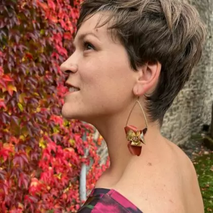 Boucles “Vésuve” – Bijou asymétrique doré et bordeaux, fait main