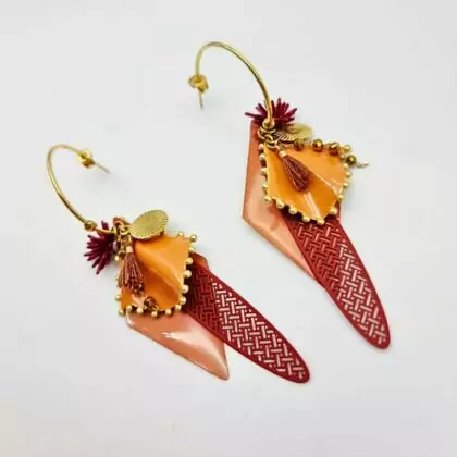 Boucles “Solea” – Créoles dorées & terra cotta, bijou artisanal