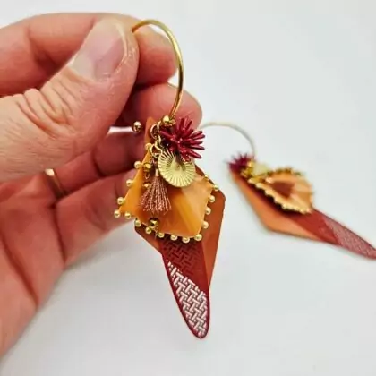 Boucles “Solea” – Créoles dorées & terra cotta, bijou artisanal