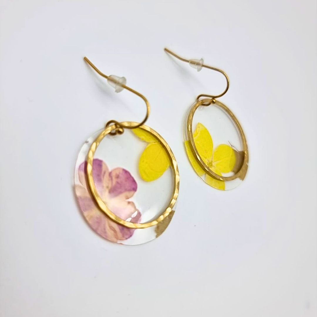 Boucles “Flora” – Bijou fleurs séchées & laiton doré, fait main – Image 3