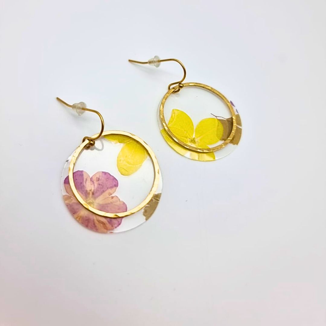 Boucles “Flora” – Bijou fleurs séchées & laiton doré, fait main – Image 2