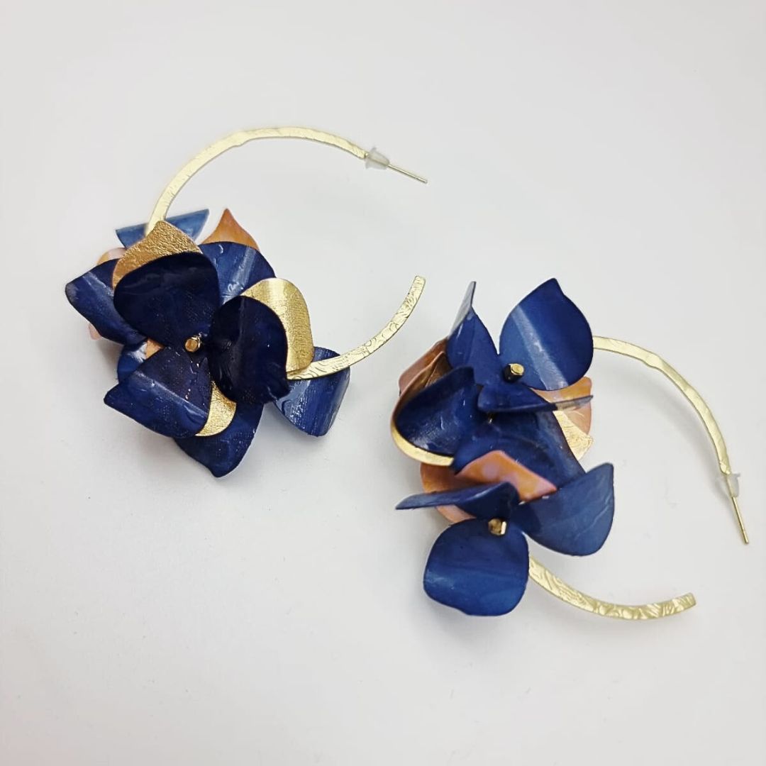 Boucles “Lune d’Or” – Créoles dorées & polymère irisé bleu nuit – Image 6