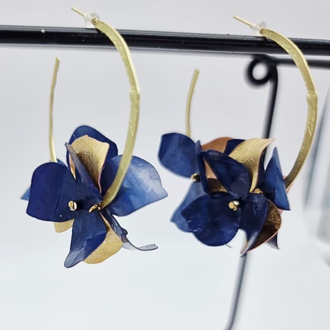 Boucles “Lune d’Or” – Créoles dorées & polymère irisé bleu nuit – Image 5