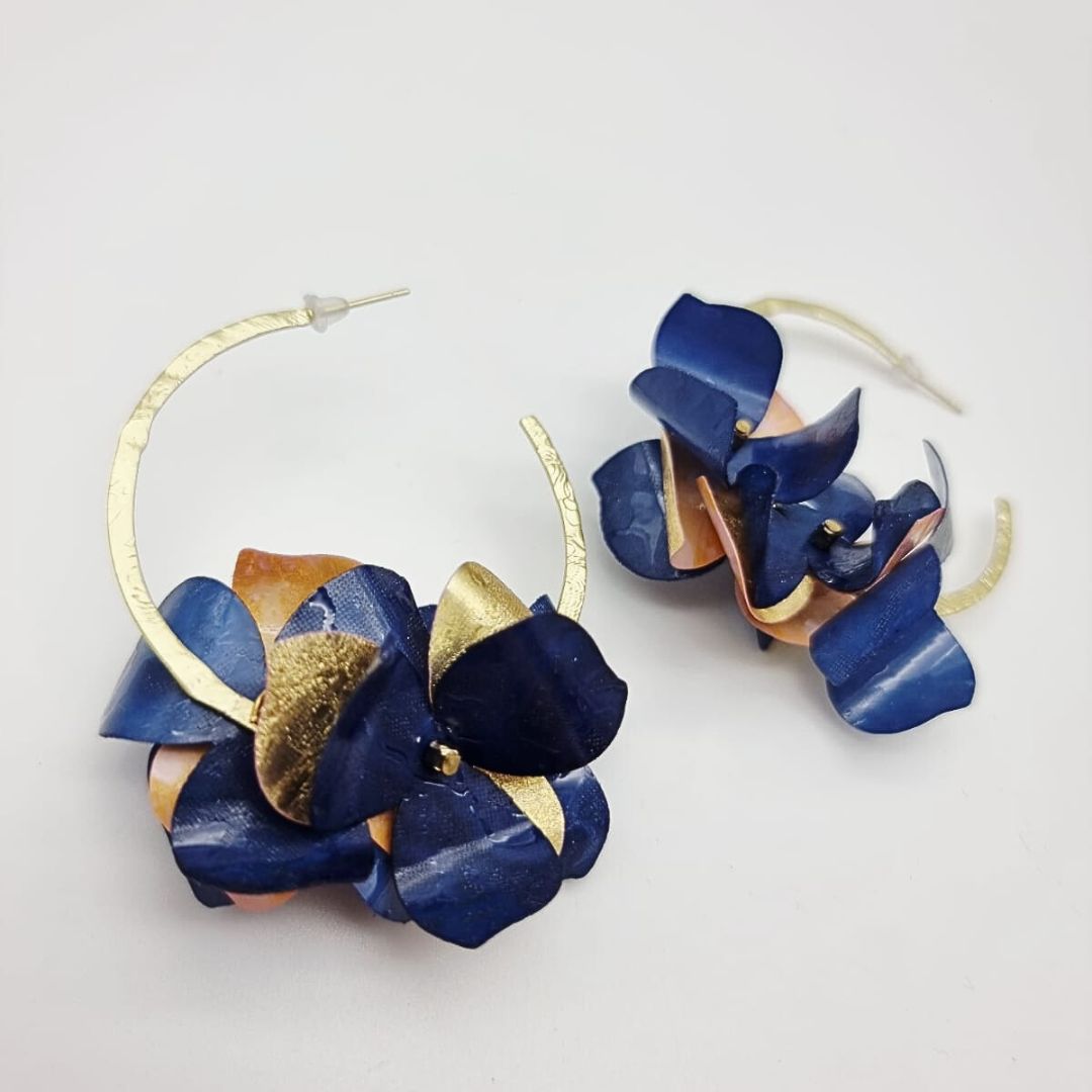Boucles “Lune d’Or” – Créoles dorées & polymère irisé bleu nuit – Image 3