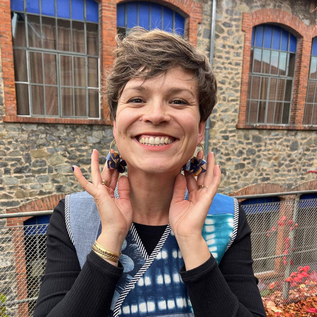 Boucles “Lune d’Or” – Créoles dorées & polymère irisé bleu nuit – Image 4