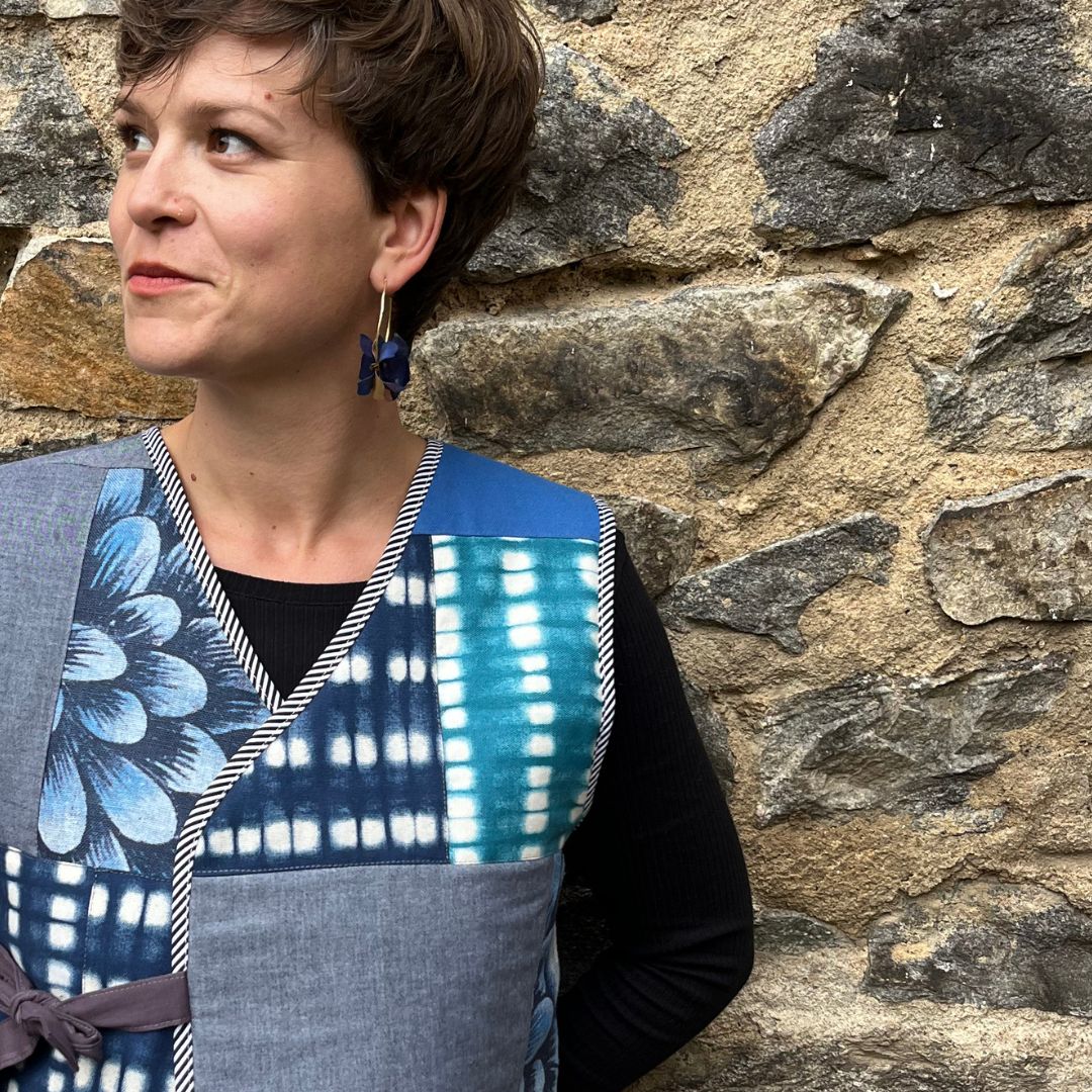 Boucles “Lune d’Or” – Créoles dorées & polymère irisé bleu nuit – Image 2