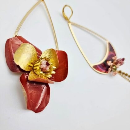 Boucles “Vésuve” – Bijou asymétrique doré et bordeaux, fait main