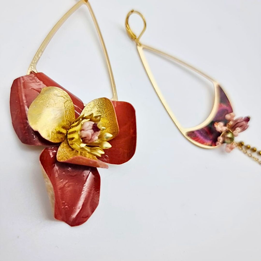 Boucles “Vésuve” – Bijou asymétrique doré et bordeaux, fait main – Image 2