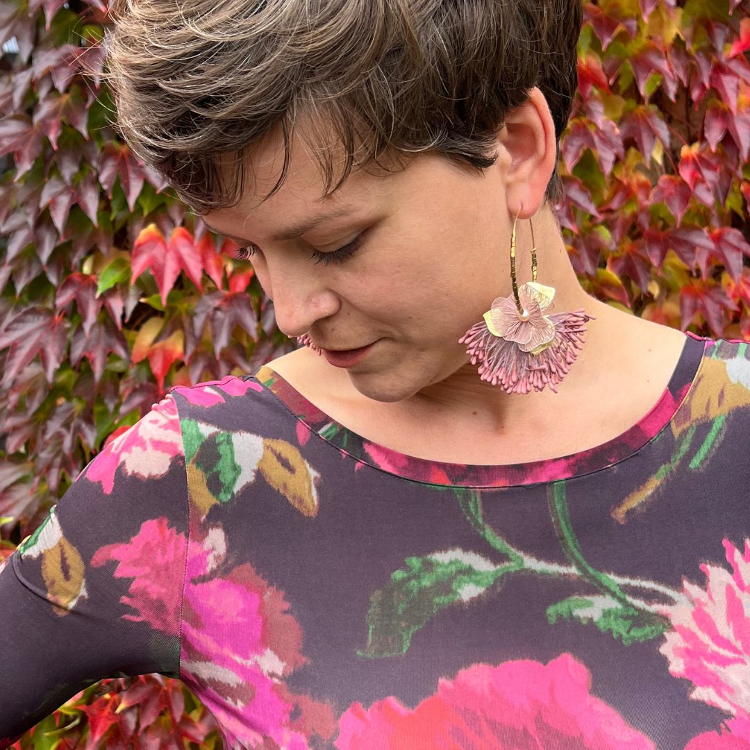 bijou artisanal, boucles d’oreilles florales, polymère, bijou rose, collection Éclosion, charlyandkty, bijou poétique, bijou doré, bijou femme automne, création française, bijou fait main, couleur automnale, féminité naturelle