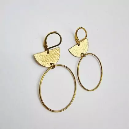 Boucles “Demi-Lune Martelée” – Bijou doré minimaliste Éclosion