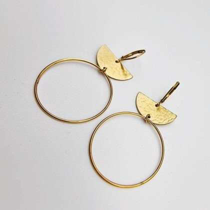 Boucles “Demi-Lune Martelée” – Bijou doré minimaliste Éclosion