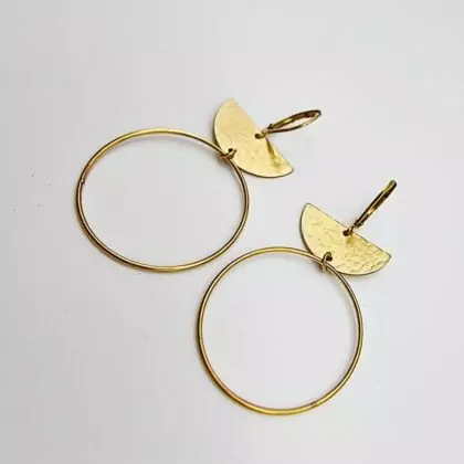 Boucles “Demi-Lune Martelée” – Bijou doré minimaliste Éclosion