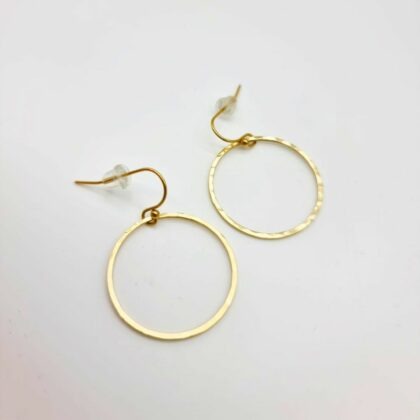 Boucles “Épure Dorée” – Créoles laiton martelé fait main
