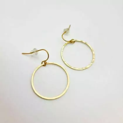 Boucles “Épure Dorée” – Créoles laiton martelé fait main