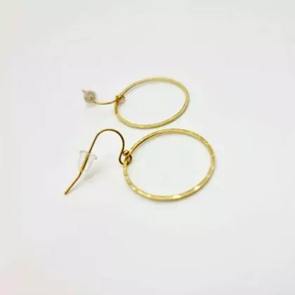 Boucles “Épure Dorée” – Créoles laiton martelé fait main