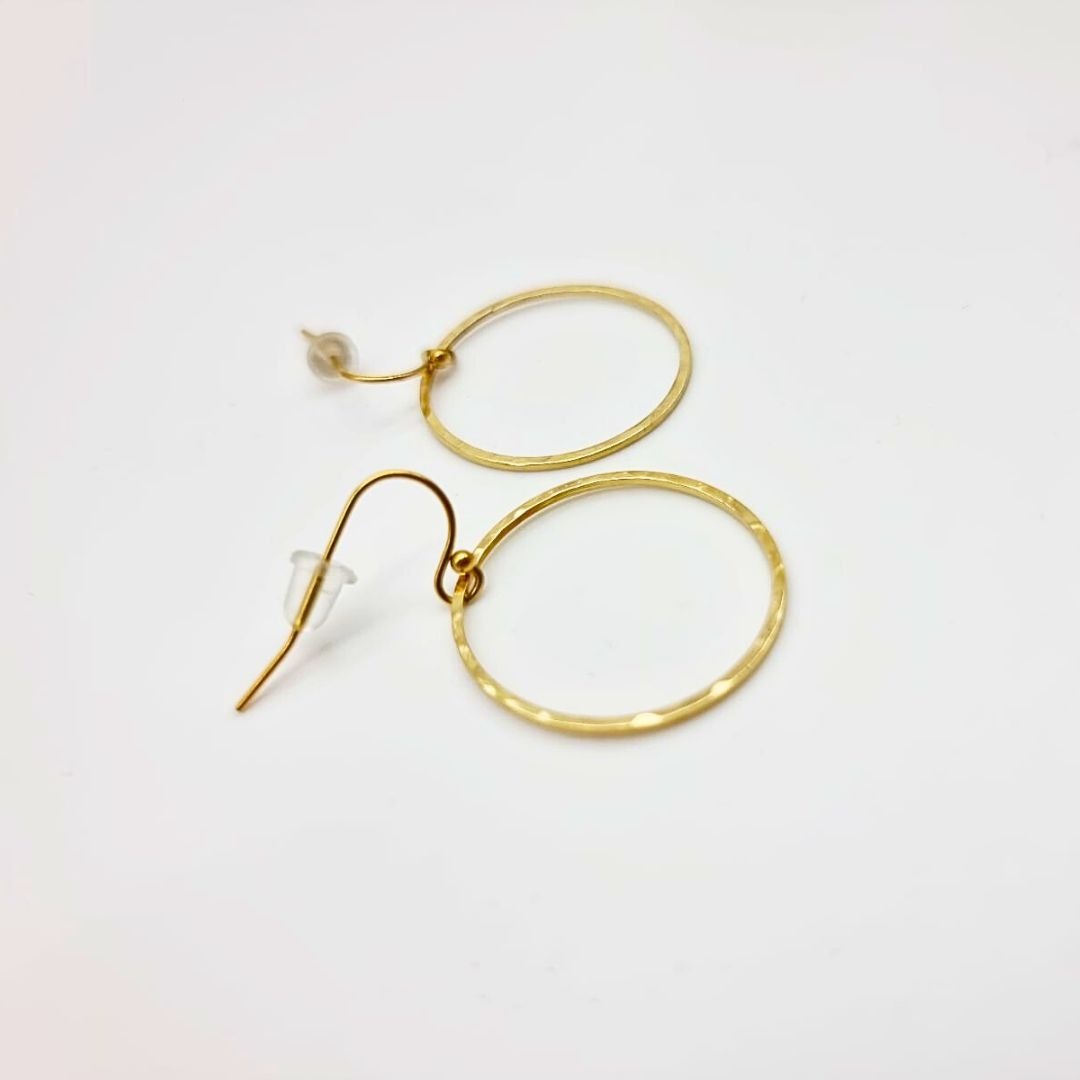 Boucles “Épure Dorée” – Créoles laiton martelé fait main – Image 2