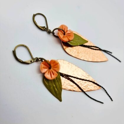 Boucles “Nacrée Sauvage” – nacre & cuivre martelé faits main