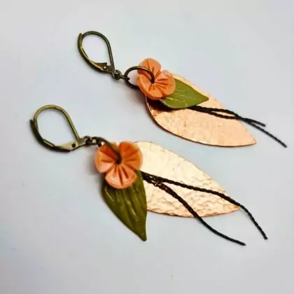 Boucles “Nacrée Sauvage” – nacre & cuivre martelé faits main