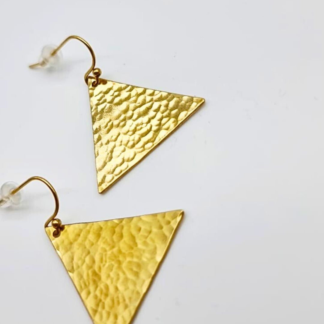 Boucles “Triangle Doré” – Triangles martelés légers fait main – Image 3