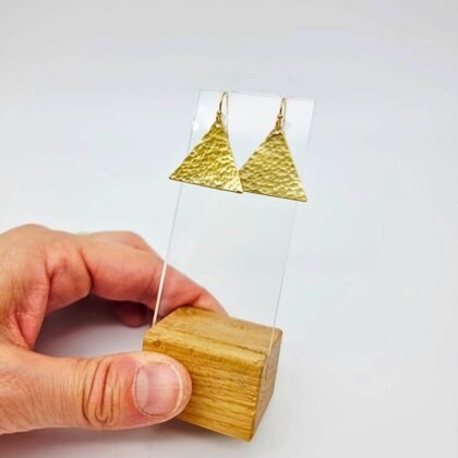 Boucles “Triangle Doré” – Triangles martelés légers fait main