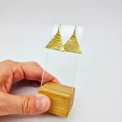 Boucles “Triangle Doré” – Triangles martelés légers fait main