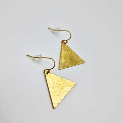Boucles “Triangle Doré” – Triangles martelés légers fait main