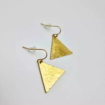 Boucles “Triangle Doré” – Triangles martelés légers fait main