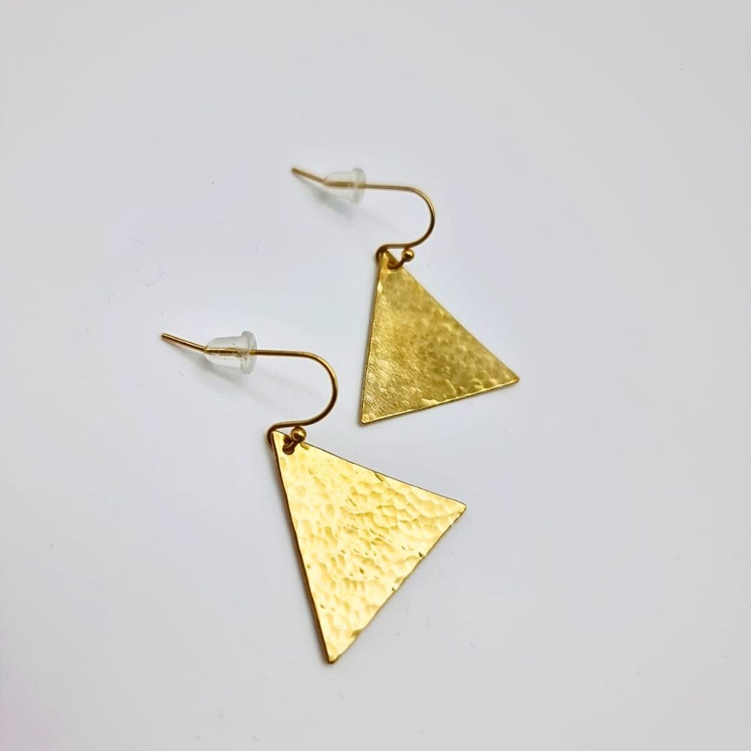Boucles “Triangle Doré” – Triangles martelés légers fait main – Image 2
