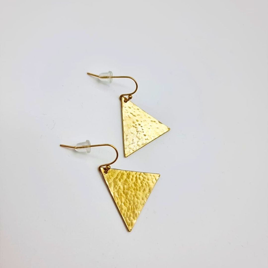 Boucles “Triangle Doré” – Triangles martelés légers fait main – Image 4