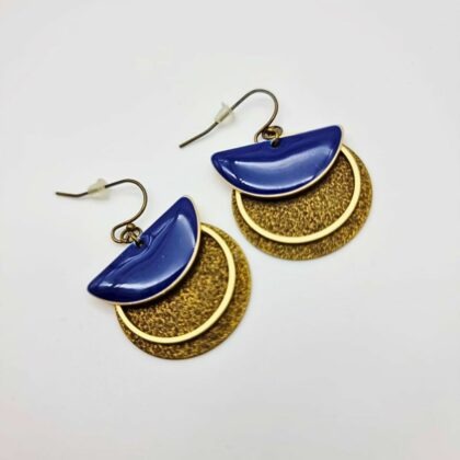 Boucles “Minuit Doré” – Émail bleu marine & laiton texturé