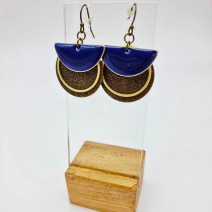 Boucles “Minuit Doré” – Émail bleu marine & laiton texturé