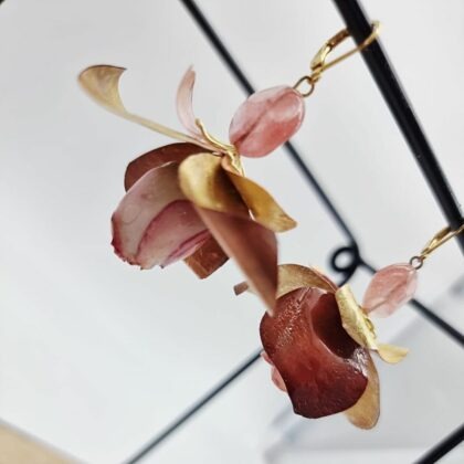 Boucles “Rose Thé” – Bijou poétique rose & doré, fait main dans les Monts