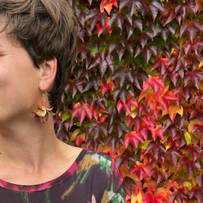 Boucles “Rose Thé” – Bijou poétique rose & doré, fait main dans les Monts