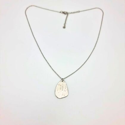 Collier médaillon martelé en aluminium – Chaîne acier inoxydable