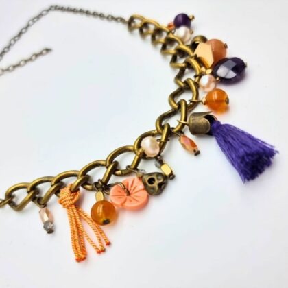Collier chaîne bronze à pampilles – perles de verre, pompons en coton et breloques colorées