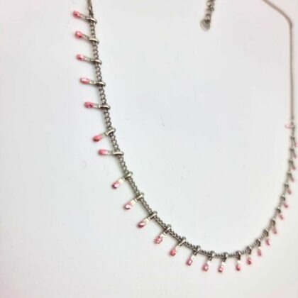 Collier ras-de-cou rose poudré en résine pailletée – Chaîne acier inoxydable