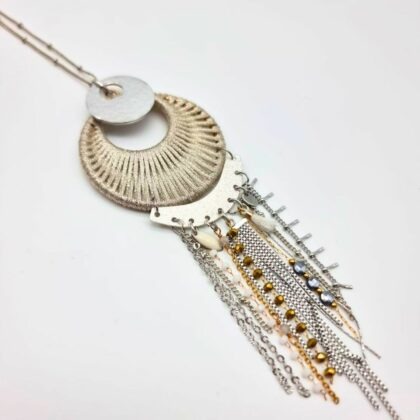 Sautoir long artisanal multimatériaux – Aluminium martelé & chaînes acier inoxydable