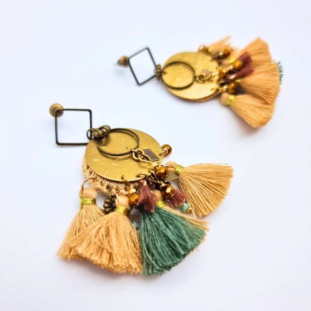 Boucles d’oreilles à pompons – Laiton bronze & perles de verre – Image 4