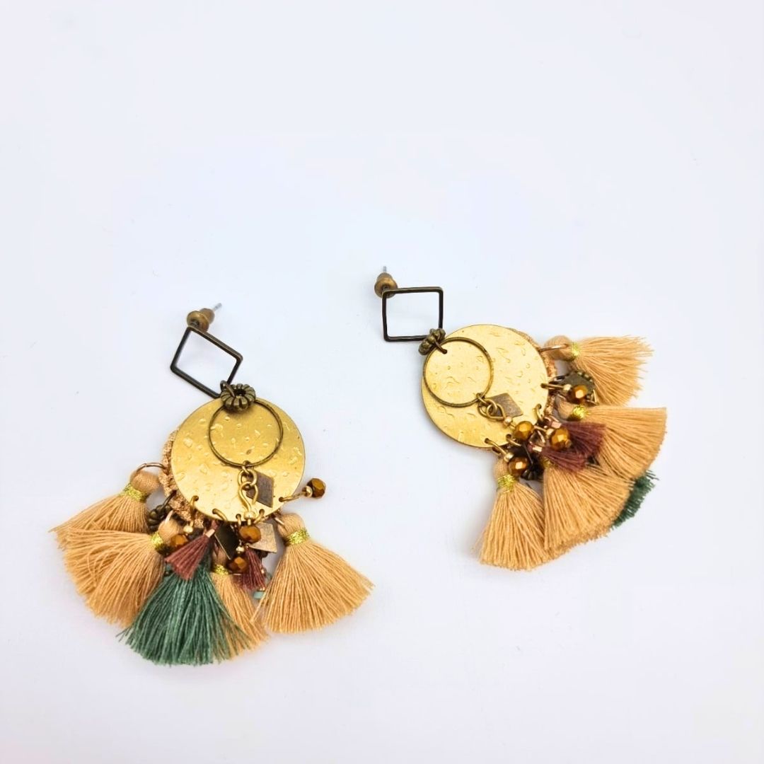 Boucles d’oreilles à pompons – Laiton bronze & perles de verre – Image 2