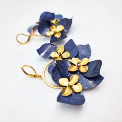 Boucles d’oreilles fleurs bleu marine – Collection Éclosion (dernier modèle)